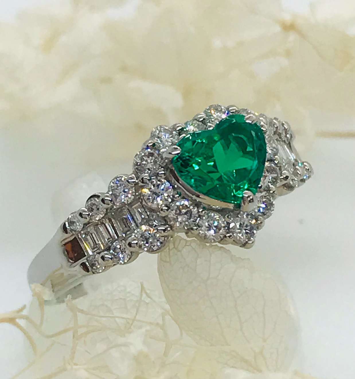 PT900 Emerald Ring